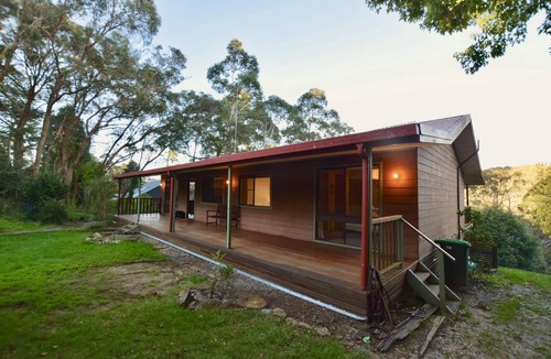Katoomba House | Shiralee's Rest - Single-Level Home, 3 Bedroom, 1.5 Bathroom, Central Heating, BBQ, Treetop Views