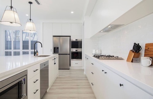 Caves Beach House | Shoreline Luxe Refined Beachside Elegance with Spa
