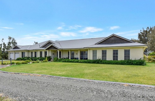 Rothbury House | Silver Springs Estate 4br house + 6br house with Wifi, Pool. Fireplace, Views, Olives and Space