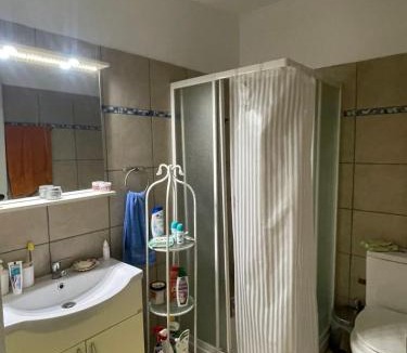 Kropia Apartment | Simple Stay Vari's House