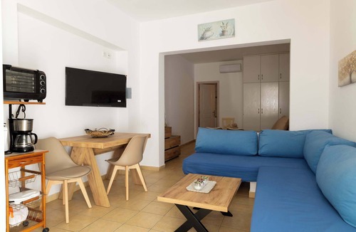 Lardos Apartment | Sinani Beachfront Gems Rhodes - Suite with Jacuzzi