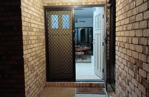 Collingwood Park Villa | Single bedroom in a villa, coffee breakfast, relax, tour, shop in great Malls.