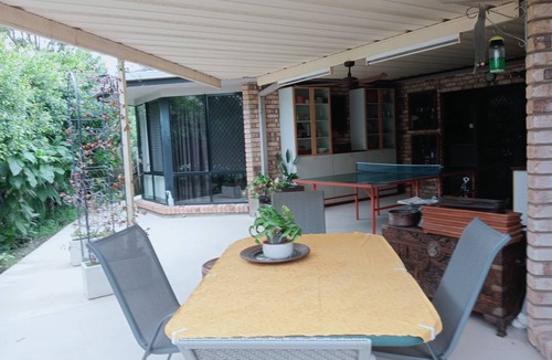 Collingwood Park Villa | Single bedroom in a villa, coffee breakfast, relax, tour, shop in great Malls.