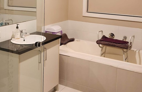 Alfredton House | Single room with private bathroom walking distance to Victoria Park.