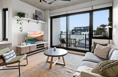 Cremorne Apartment | Sleek and Convenient - Close to MCG & Swan St