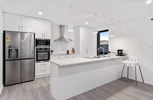 Shorewell Park House | Sleek & Stylish Family Retreat in Shorewell Park