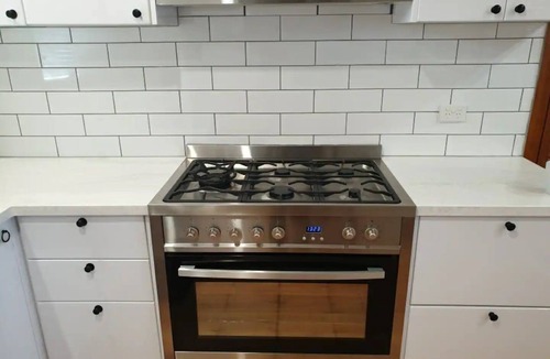 Thomastown House | Sleeps 10. Fully renovated. Close to airport and CBD. Firepit and pool table.