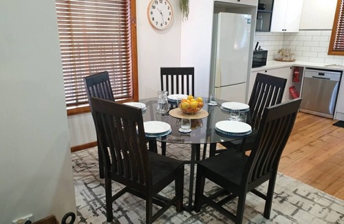 Thomastown House | Sleeps 10. Fully renovated. Close to airport and CBD. Firepit and pool table.
