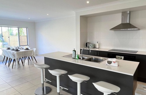 Keperra House | Sleeps 8 ! New Furnished House Near City! Sleeps 8! Modern Cozy Retreat!