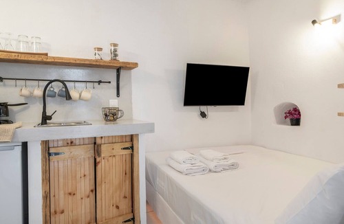 Paleopolis House | Small House 'Bougainvillea' with Wi-Fi and Air Conditioning