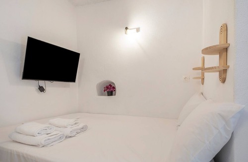 Paleopolis House | Small House 'Bougainvillea' with Wi-Fi and Air Conditioning