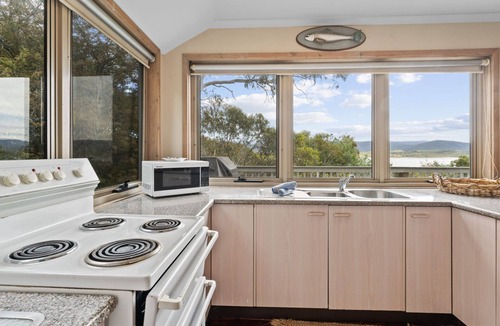 East Jindabyne House | Snowgums on the Lake - Charming 4BR Home l Amazing Lake Views l Balcony