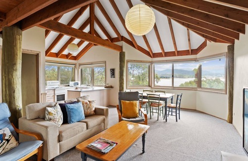 East Jindabyne House | Snowgums on the Lake - Charming 4BR Home l Amazing Lake Views l Balcony