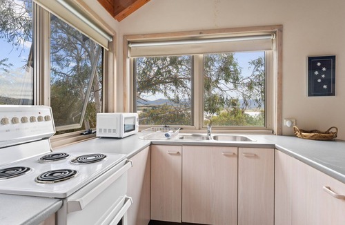 East Jindabyne House | Snowgums on the Lake - Charming 4BR Home l Amazing Lake Views l Balcony