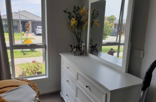 Officer House | Snug and cosy ensuite in a new house