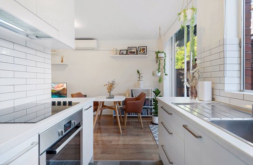 St Kilda Apartment | Snug St Kilda Apartment with Private Courtyard