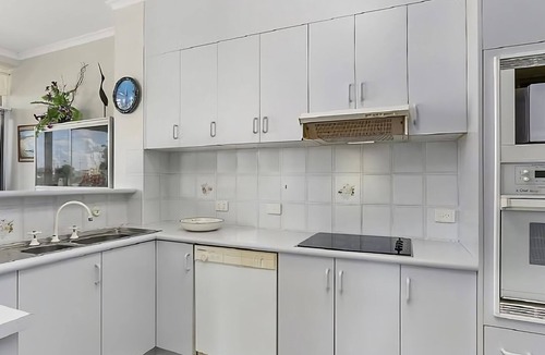 Sawtell Apartment | Solitaire 1 is a spacious two bedroom apartment in central Sawtell, walking distance to the beach
