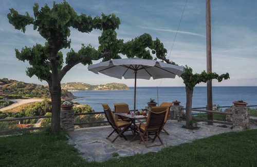 Agii Apostoli House | Sonia Rustic Mansion - 5bd 30 Sec Walk To Beach!