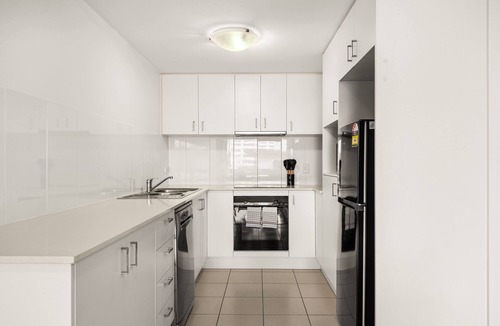 South Brisbane Apartment | South Brisbane 2BR Apt with Gym & Sauna Access