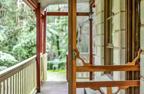 Mount Dandenong Cabin | Spa Cottage: Private rainforest with river
