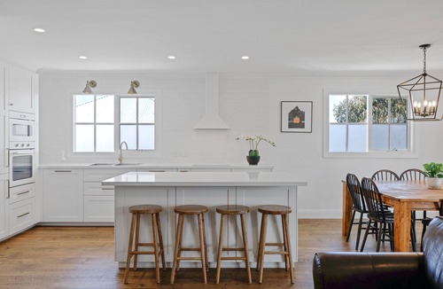 Cape Woolamai House | Spa jacuzzi, modern, stylish, separate games room, backyard, fully fenced