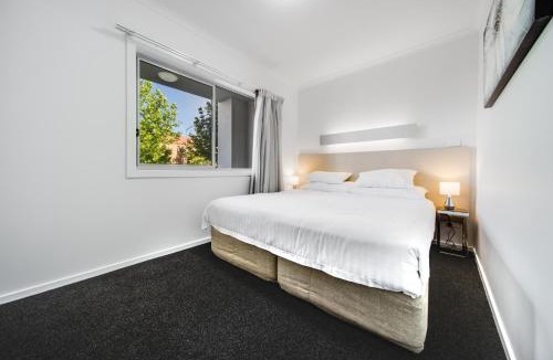 Greenway Apartment | Spacious 2-Bed Conveniently by Lake Tuggeranong