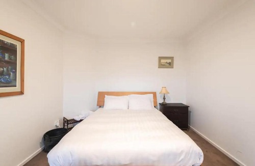 Brunswick North Apartment | Spacious 2 Bedroom Apartment in Brunswick with Patio and Parking