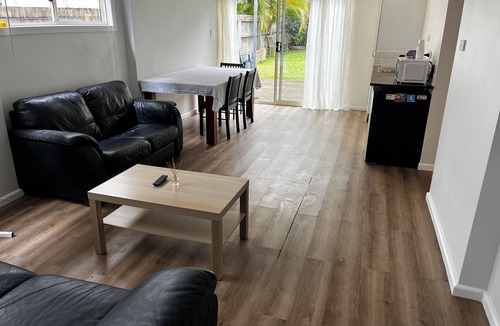 Wynnum House | Spacious 2-Storey Home By The Bay: Sleeps 12