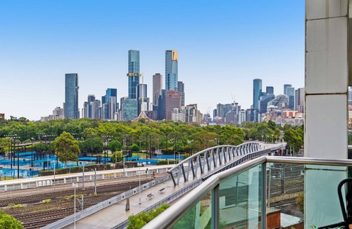East Melbourne Apartment | Spacious 3-Bed Apartment by the MCG