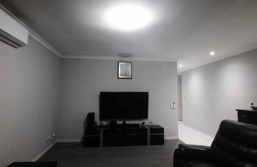 South Morang House | Spacious 3-Bedroom Home, 5 Mins to Westfield, South Morang Station & Schools
