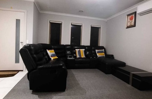 South Morang House | Spacious 3-Bedroom Home, 5 Mins to Westfield, South Morang Station & Schools