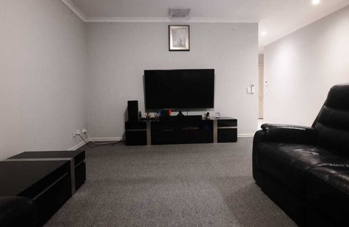 South Morang House | Spacious 3-Bedroom Home, 5 Mins to Westfield, South Morang Station & Schools