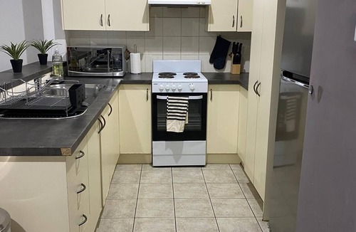 Liverpool House | Spacious 3 bedroom townhouse with AC and lock up garage