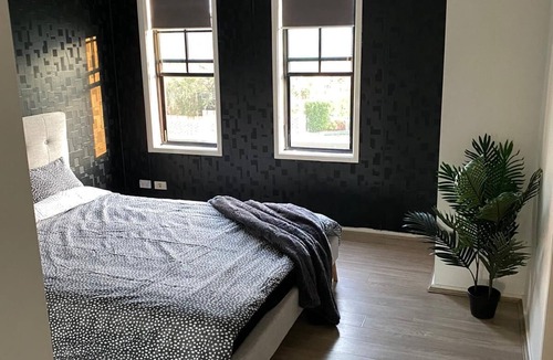 Liverpool House | Spacious 3 bedroom townhouse with AC and lock up garage
