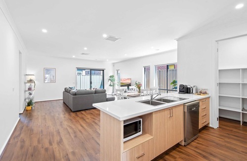 Truganina House | Spacious 4-Bed Family Home in Peaceful Spot
