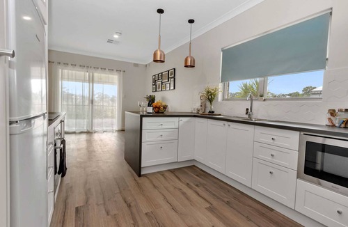 Nuriootpa House | Spacious 4 Bed Home on Vineyard In Barossa Valley