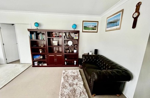 Kenmore House | Spacious 4 bedroom and 4 bathroom entire spacious house