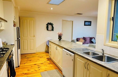 Craigieburn House | Spacious 4-bedroom house with WiFi and AC in tranquil Craigieburn.