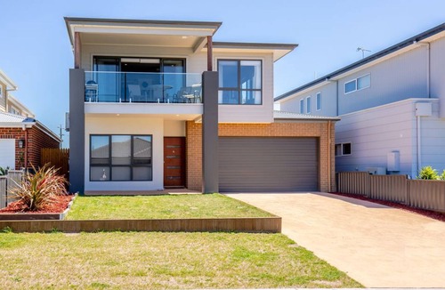 Paynesville House | Spacious 4 bedroom house with jetty berth and island views - pet friendly