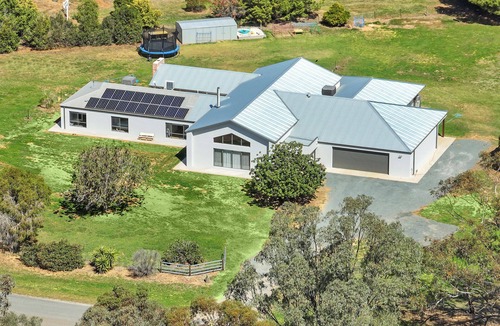 Wharparilla House | Spacious 4-bedroom house in welcoming Wharparilla with WiFi, AC close to river