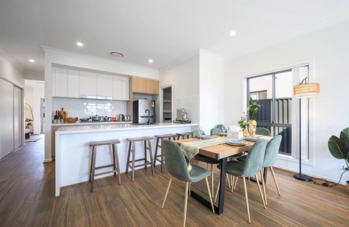 West Hoxton House | Spacious 5-bedroom building with AC, WiFi in lovely Austral