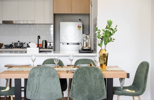 West Hoxton House | Spacious 5-bedroom building with AC, WiFi in lovely Austral