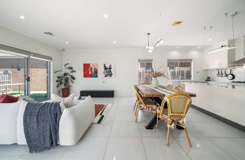 Gungahlin House | Spacious 5 Bedroom Family Retreat in Franklin