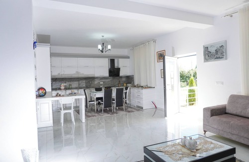 Korce Villa | Spacious 5-bedroom villa in enchanting Sovjan with AC