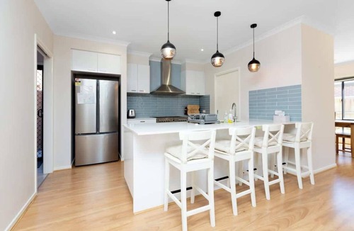 Point Cook House | Spacious 5BR Waterfront Home|Workspace|Golf|City Views