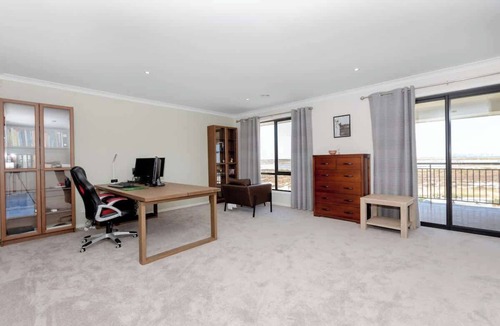 Point Cook House | Spacious 5BR Waterfront Home|Workspace|Golf|City Views