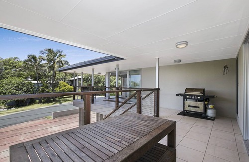 Point Lookout Apartment | Spacious and comfortable 3 bedroom upstairs unit very close to beaches.