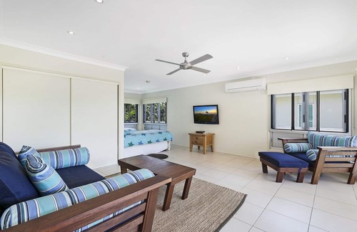 Point Lookout Apartment | Spacious and comfortable 3 bedroom upstairs unit very close to beaches.