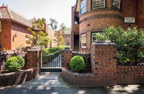 St Kilda West Apartment | Spacious apartment, garden terrace, minutes to beach, pet friendly