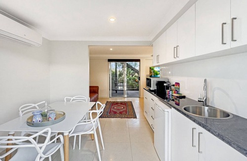 Surf Beach Apartment | Spacious Beach Studio With Alfresco Dining